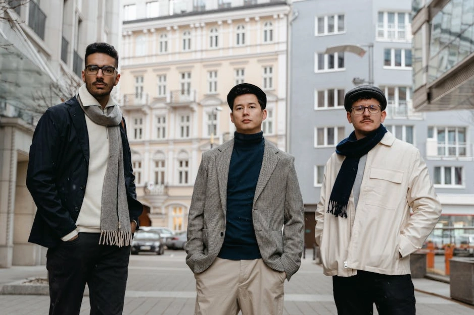 Tým inženýrů spolupracující na projektu v moderní kanceláři